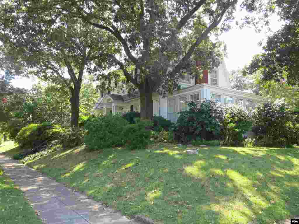Some early builders in Norfolk saw the threat from the sea and built homes on raised banks of earth. (Rosanne Skirble/VOA) 