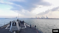 Kapal perusak rudal kelas Arleigh Burke, USS Kidd (DDG 100) tiba di lepas pantai India untuk persiapan Malabar 2017. Malabar 2017 adalah yang terbaru dalam rangkaian latihan lanjutan antara Angkatan Laut India, Angkatan Pertahanan Bela Diri Jepang dan AS. Angkatan Laut yang telah berkembang dalam ruang lingkup dan kompleksitas selama bertahun-tahun untuk mengatasi beragam ancaman bersama terhadap keamanan maritim di wilayah Indo-Asia-Pasifik. (U.S. Navy photo by Mass Communication Specialist 2nd Class Jacob M. Milham)