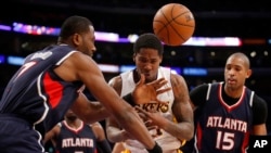Ed Levis des Lakers face à Elton Brand des Hawks d'Atlanta à Los Angeles, Californie, le 15 mars 2015. 