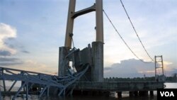 Jembatan Kutai Kertanegara di Tenggarong, Kalimantan Timur yang ambruk minggu lalu (26/11). Kementerian PU akan mengaudit jembatan-jembatan panjang di Indonesia.