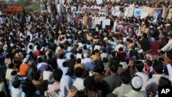 Local residents take part in rally to condemn the killing of Naqeeb Allah, in Karachi, Pakistan, Jan. 19, 2018. 