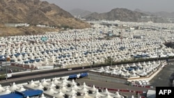 Barisan tenda yang disediakan bagi para jemaah haji tampak berjejer rapi di Mina, Mekah, pada 26 Juni 2023. (Foto: AFP/Aaref Watad)