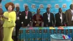 Biya vote lors de l'élection au Cameroon (vidéo)