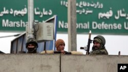 Vojnici patroliraju u kvartu u kojem je pokojni predsednik Haitija Žovenel Moiz ubijen. Predsednikova supruga je ranjena i nalazi se u bolnici. 7. juli, 2021. ( Foto: Džozef Odelin / AP )