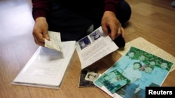 Gunung Sinabung memuntahkan lava panas terlihat dari Kabupaten Karo, Sumatra Utara.