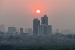 지난 9월 베트남 하노이의 빌딩 위로 해가 지고 있다.