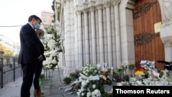 프랑스 시민들이 29일 흉기 사건이 발생한 니스 노트르담 성당 앞에 헌화하고 있다.