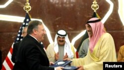 Menlu AS Mike Pompeo dan Menlu Kuwait Sheikh Sabah Al-Khalid Al-Sabah bertukar dokumen yang ditandatangani di Kota Kuwait, Kuwait, 20 Maret 2019.