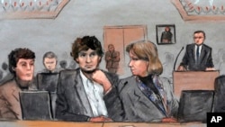 Dalam sketsa persidangan tanggal 5 Maret, Dzhokhar Tsarnaev, tengah, berada di antara pengacara pembela Miriam Conrad (kiri), dan Judy Clarke (kanan), pada persidangan kasusnya di Boston.