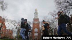 និស្សិត​មហាវិទ្យាល័យ​ Brooklyn ដើរ​នៅ​ក្នុង​បរិវេណ​សាលា​ក្នុង​បុរី​ញូវយ៉ក។