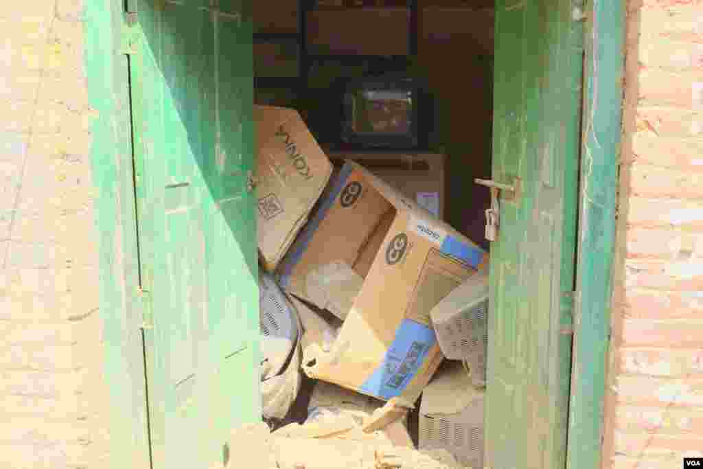 A local electronics shop damaged by the quake. (Rosyla Kalden/VOA)