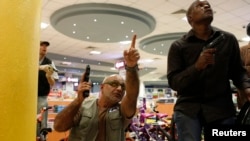 케냐 군경이 테러 공격이 발생한 웨스트게이트 상가에서 진압작전을 펼치고 있다.
