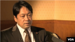 日本防卫大臣小野寺五典2013年2月12日接受美国之音专访（资料图片）