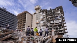 Spasioci tragaju za preživelima u ruševinama dela stambene zgrade u Surfsajdu, Maami, Florida, 2. juna 2021. (Foto: Vatrogasci Majami Dejda)