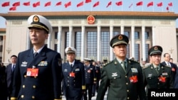 中国全国人大会年会开幕前参加会前会议的军队代表离开北京人大会堂。（2019年3月4日）