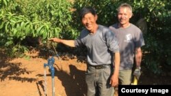 미국의 구호단체 ‘조선의 그리스도인 벗들’이 지난 5월25일부터 6월2일까지 방북해 북한 황해도 병원 두 곳에 수도 시설을 설치했다. 황해남도 신원 내 제 3결핵요양소에 수도시설을 설치한 후 시험 작동을 하고 있다. ‘조선의 그리스도인 벗들’ 7월 소식지에 실린 사진.