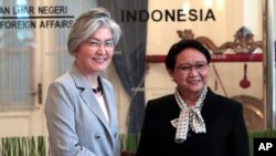Menlu Korsel Kang Kyu-wha (kiri) bersama Menlu RI Retno Marsudi di Jakarta, 8 April 2019.