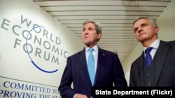 美国国务卿克里(左)与瑞士外长布尔克哈尔特在达沃斯论坛握手,感谢瑞士在争取伊朗释放被关押美国人的努力中支持美国 (2016年1月21日) 