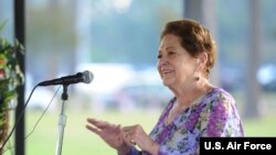 앤 밀스-그리피스 '전미 전쟁포로·실종자 가족연맹' 이사장이 지난해 9월 미시시피주 키슬러 공군기지에서 열린 전쟁포로·실종자 관련 행사에서 연설하고 있다.