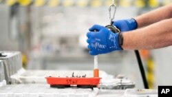 미국 사우스캐롤라이나주 그리어의 BMW 공장에서 직원이 배터리를 조립하고 있다. (자료사진)