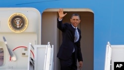 Presiden Barack Obama melambaikan tangannya sebelum memasuki pesawat kepresidenan "Air Force One" di Pangkalan Angkatan Udara Andrews, Maryland (Foto: dok). Presiden Obama bertolak ke Israel, Tepi Barat dan Yordania dalam lawatan ke Timur Tengah hari ini (19/3).