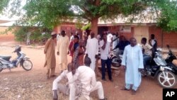 Para orang tua yang anak-anaknya diculik kelompok militan menunggu kabar di Tegina, Nigeria, 1 Juni 2021 (foto: dok). 
