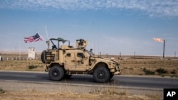 រូបឯកសារ៖ រថយន្តយោធាអាមេរិកល្បាតអណ្តូងប្រេងនៅស៊ីរី កាលពីថ្ងៃទី២៨ ខែតុលា ឆ្នាំ២០១៩។ 