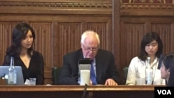 林耶凡、彭定康和桂明海女兒Angela （从左自右）共同出席《最黑暗時刻》中国人权报告发布会（2016年6月28日，美国之音江静玲拍攝）