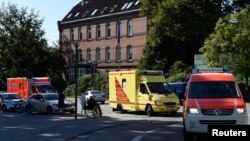 Seorang pekerja Dinas Kesehatan PBB (WHO) yang terjangkit Ebola saat bertugas di Sierra Leone tiba di Klinik Universitas Eppendorf (Universitaetsklinikum Hamburg-Eppendorf ) di Hamburg (Foto: dok). Seorang dokter Uganda yang terinfeksi Ebola saat ini dirawat di Jerman untuk menjalani pengobatan.