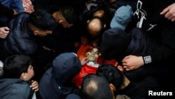 ทหารอิสราเอลมุ่งหน้าเข้าตรวจค้นค่ายผู้อพยพ อัล-อัมอารีรี ใกล้เมืองรามัลลาห์ ในเขตเวสต์แบงก์ เมื่อ 4 มี.ค. 2567