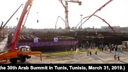 Foto yang dirilis oleh IAEA menunjukkan Iran memulai konstruksi reaktor nuklir keduanya di PLTN Bushehr, Iran selatan, Minggu (10/11). 