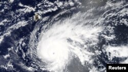 Uragan Lejn se približava Havajima (satelitska fotografija)