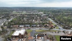 Sejumlah bangunan yang hancur setelah badai tornado menerjang Little Rock, Arkansas, Jumat, 31 Maret 2023. (Foto: @ZHarris07/@thezaneharris/via REUTERS)