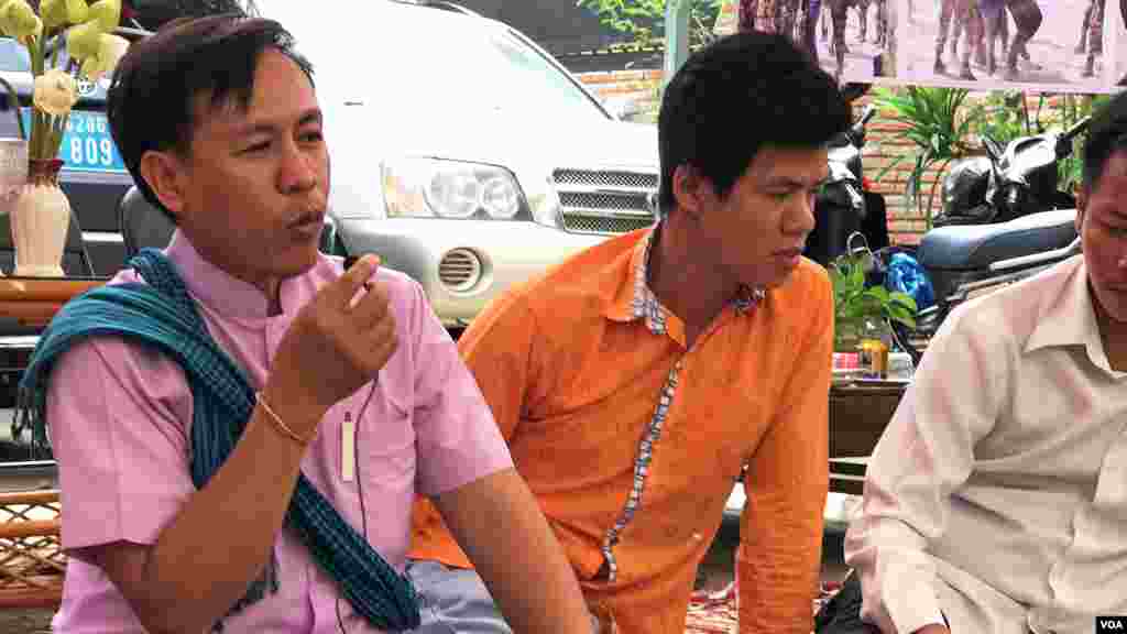 លោក​ វន់​ ពៅ ​ប្រធាន​សមាគម​ប្រជាធិបតេយ្យ​ឯករាជ្យ​នៃ​សេដ្ឋកិច្ច​ក្រៅ​ប្រព័ន្ធ​ ឬ​ហៅ​កាត់​ថា IDEA ដែល​រង​ការ​វាយ​ដំ​ស្ទើរ​ស្លាប់​ពី​សំណាក់​ទាហាន​ឆ័ត្រ​យោង​៩១១ កាលពី​ថ្ងៃ​ទី​២ ខែ​មករា ឆ្នាំ​២០១៤ ចូល​រួម​ក្នុង​ក្នុង​ពិធី​រំឭក​ខួប​កាល​ពី​ថ្ងៃ​ទី​៣ ខែ​មករា ឆ្នាំ​២០២០។ (ហ៊ុល រស្មី​/VOA)