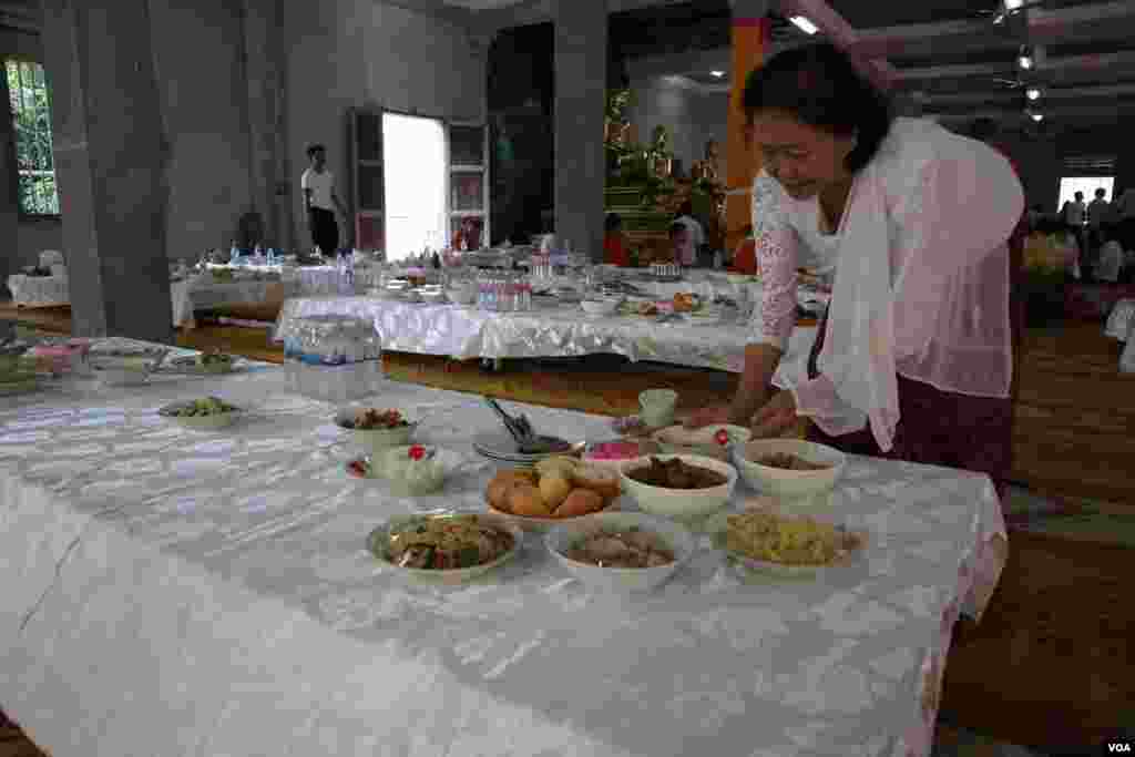 ពលរដ្ឋ​ម្នាក់​​កំពុង​រៀបចំ​ចង្ហាន់​សម្រាប់​​ព្រះ​សង្ឃ​ក្នុង​ថ្ងៃ​បិណ្ឌ​ទី​១៣ នៃ​ពិធី​បុណ្យ​ភ្ជុំ​បិណ្ឌ​នៅ​រាជធានី​ភ្នំពេញ នៅ​ថ្ងៃទី​២៦​ ខែ​កញ្ញា ឆ្នាំ​២០១៩។ (កាន់ វិច្ឆិកា/VOA)