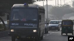 انتقال متهمان به زندان توسط پلیس هند، ژانویه ۲۰۱۳