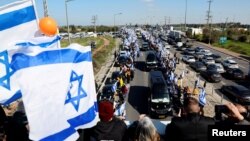 2025년 2월 26일 키부츠 니르 오즈에서 무장정파 하마스에 의해 납치되어 가자에서 살해된 4구의 시신을 실은 호송대가 이스라엘 아스켈론로 들어오고 있다.