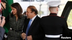 Pokiston bosh vaziri Navoz Sharif Oq uyga kirib ketmoqda.