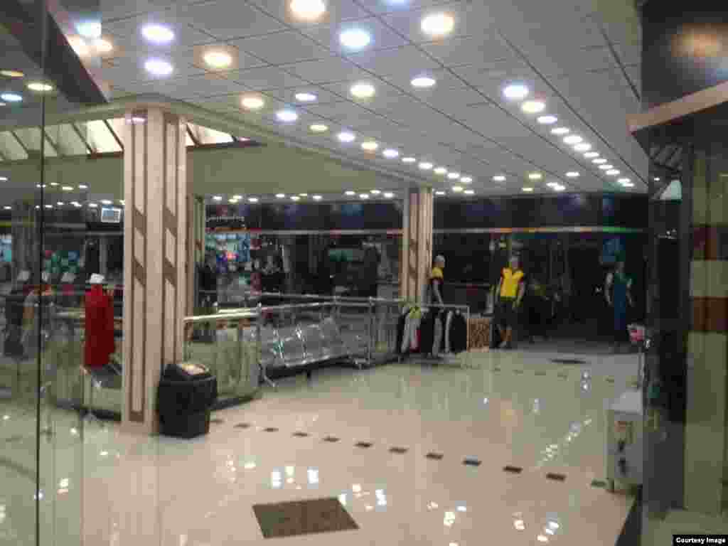Stores were open in a shopping mall in Baneh, Iran, May 18, 2018, but it was virtually deserted. Local residents blame the lack of business on Tehran&rsquo;s monthslong blockade of border footpaths, which Baneh shopkeepers have relied upon to import desirable goods from Iraq.