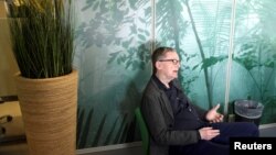 안데르스 올손 스웨덴 한림원 종신 위원이 지난해 5월 스웨덴 뉴스매체와의 인터뷰에서 2018년 노벨문학상 수상을 연기하겠다고 밝혔다. 