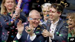 وولکر بِک یک فعال حقوق همجنسگرایان این پیروزی را جشن می گیرد. 