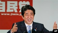 PM Jepang dan pemimpin Partai Demokratik Liberal (LDP), Shinzo Abe memberikan keterangan dalam konferensi pers di Tokyo, Senin (22/7).