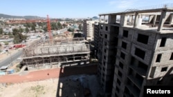 ፋይል ፎቶ - የመኖርያ ህንፃ ግንባታ በአዲስ አበባ በ2003 ዓ.ም. (ፎቶ ሮይተርስ/REUTERS)