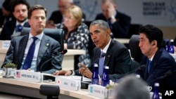 美国总统奥巴马(中)和日本首相安倍晋三(右)