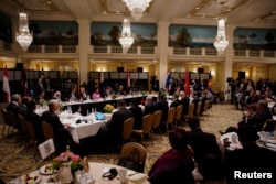 Para pemimpin ASEAN dan perwakilan bisnis AS bertemu sebagai bagian dari KTT Khusus AS-ASEAN di Washington, AS, 12 Mei 2022. (Foto: REUTERS/Elizabeth Frantz(