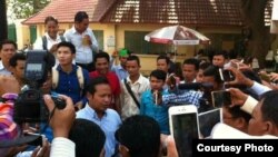 លោក ប៉ាវ ស៊ីណា​ ប្រធាន​សម្ព័ន្ធ​សហជីព​ចលនាកម្មករ​ និយាយ​ជាមួយ​អ្នក​សារព័ត៌មាន​ បន្ទាប់​ពី​ដើរ​ចេញ​ពី​សាលា​ដំបូង​រាជធានី​ភ្នំពេញ​ នៅ​ព្រឹក​ថ្ងៃ​ព្រហស្បតិ៍​ ទី​២១​ ខែ​មេសា​ ឆ្នាំ​ ២០១៦។​ (រូបថត​ផ្តល់​ជូនដោយ​លោក​ ប៉ាវ ស៊ីណា)