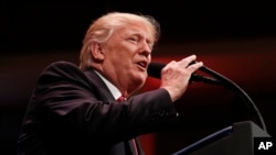 Presiden Donald Trump berbicara dalam perhelatan Celebrate Freedom di Kennedy Center for Performing Arts di Washington, 1 Juli 2017 (foto: AP Photo/Carolyn Kaster) 