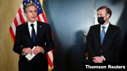 រដ្ឋមន្រ្តី​ក្រសួង​ការបរទេស Antony Blinken (ឆ្វេង) និង​ទីប្រឹក្សា​សន្តិសុខ​ជាតិ​សេតវិមាន​លោក Jake Sullivan (ស្តាំ) និយាយ​ជាមួយ​អ្នកសារ​ព័ត៌មាន​បន្ទាប់ពី​កិច្ចប្រជុំ​មួយ​នៅ​ទីក្រុង Anchorage រដ្ឋ Alaska កាលពី​ថ្ងៃសុក្រទី១៩ ខែមីនា ឆ្នាំ២០២១។