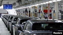 Mobil-mobil listrik produksi perusahaan China BYD tampak di pabriknya di Rayong, Thailand (foto: ilustrasi). China meningkatkan ekspor kendaraan hibrida ke Eropa setelah Uni Eropa menerapkan tarif hingga 45,3% untuk impor kendaraan listrik China. 