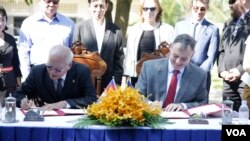 ឯកអគ្គរដ្ឋទូត​អាមេរិក​ប្រចាំ​កម្ពុជាលោក​ William Heidt​ និង​ឯកឧត្តម​ជុច ភឿន​ រដ្ឋលេខាធិការ​ក្រសួង​វប្បធម៌​ និង​វិចត្រ​សិល្បៈ ​ចុះ​ហត្ថលេខា​លើ​កិច្ច​ព្រម​ព្រៀងលើ​គម្រោង​ «ការអភិវឌ្ឍវត្ថុតាង​វាយនភណ្ឌ​សតវត្សទី២០» នៃ​មូលនិធិ​ឯកអគ្គរដ្ឋទូត​អាមេរិក​សម្រាប់​វប្បធម៌ ​នៅ​សារមន្ទីរ​ឧក្រិដ្ឋកម្ម​ប្រល័យ​ពូជសាសន៍​ទួល​ស្លែង​កាល​ពី​ព្រឹក​ថ្ងៃ​ចន្ទ​ ទី​១១ ធ្នូ​ ឆ្នាំ ២០១៧។ (ទុំ ម្លិះ/VOA)​ 